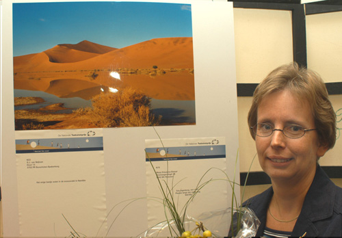 Mevrouw van Beijnum neemt eerste prijs in ontvangst in de categorie Water in de natuur